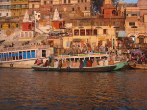 Dashashwamedha_ghat_on_the_Ganga,_Varanasi